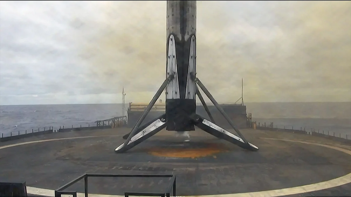 SpaceX запускает 24 спутника Starlink на орбиту Земли с помощью ракеты Falcon 9 из Калифорнии (видео)