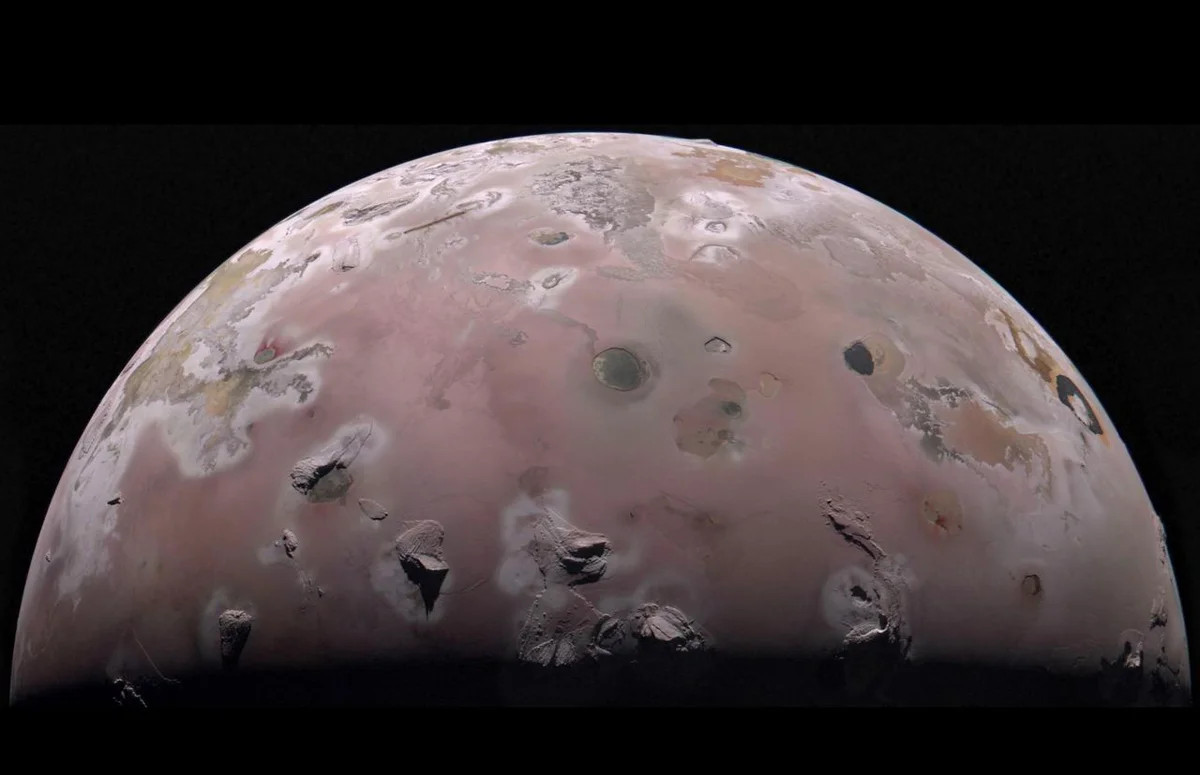 Сондa Juno измерила температуру на Ио, луне Юпитера