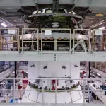 Сборка экипажного и сервисного модулей Orion для Artemis III