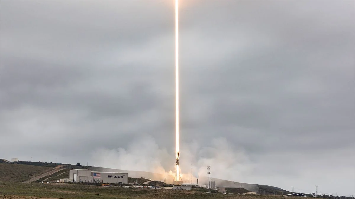 Ракета SpaceX Falcon 9 запустила 24 спутника Starlink на низкую околоземную орбиту из Калифорнии
