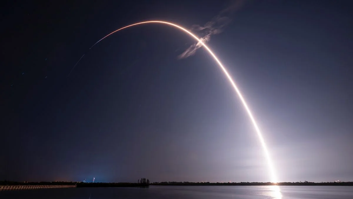SpaceX запустит три гигантских спутника BlueBird 5 августа