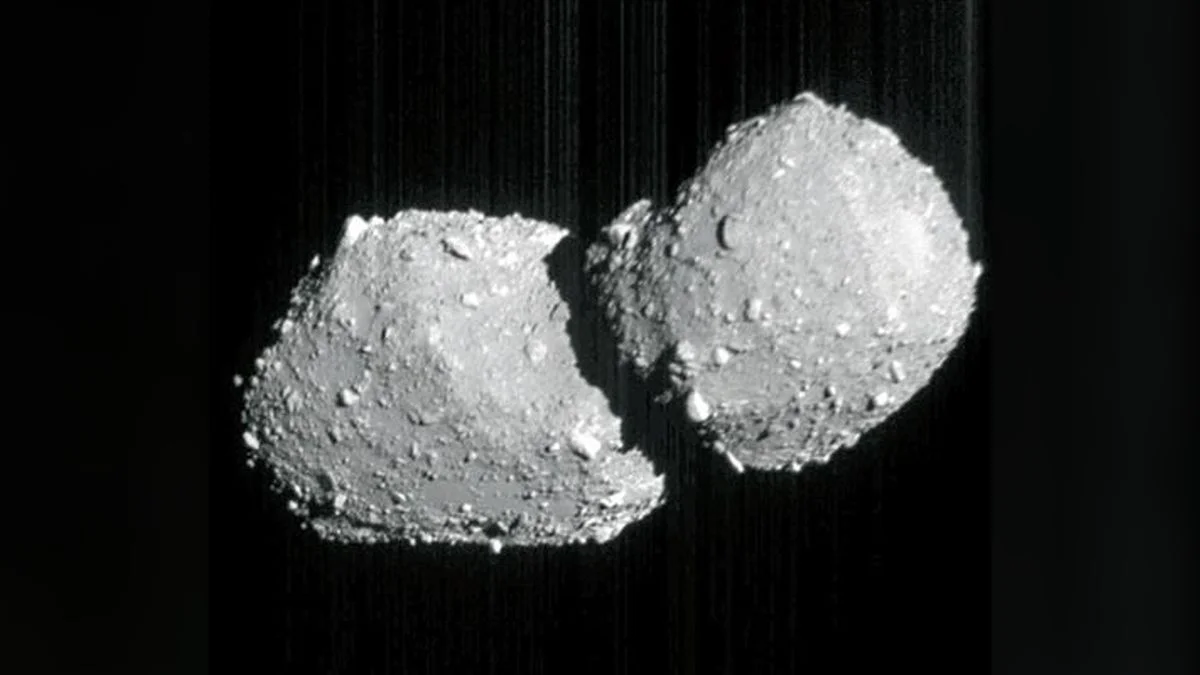 Японский зонд Hayabusa2 сделал удивительное фото двуглавого астероида на расстоянии 62 миллионов миль