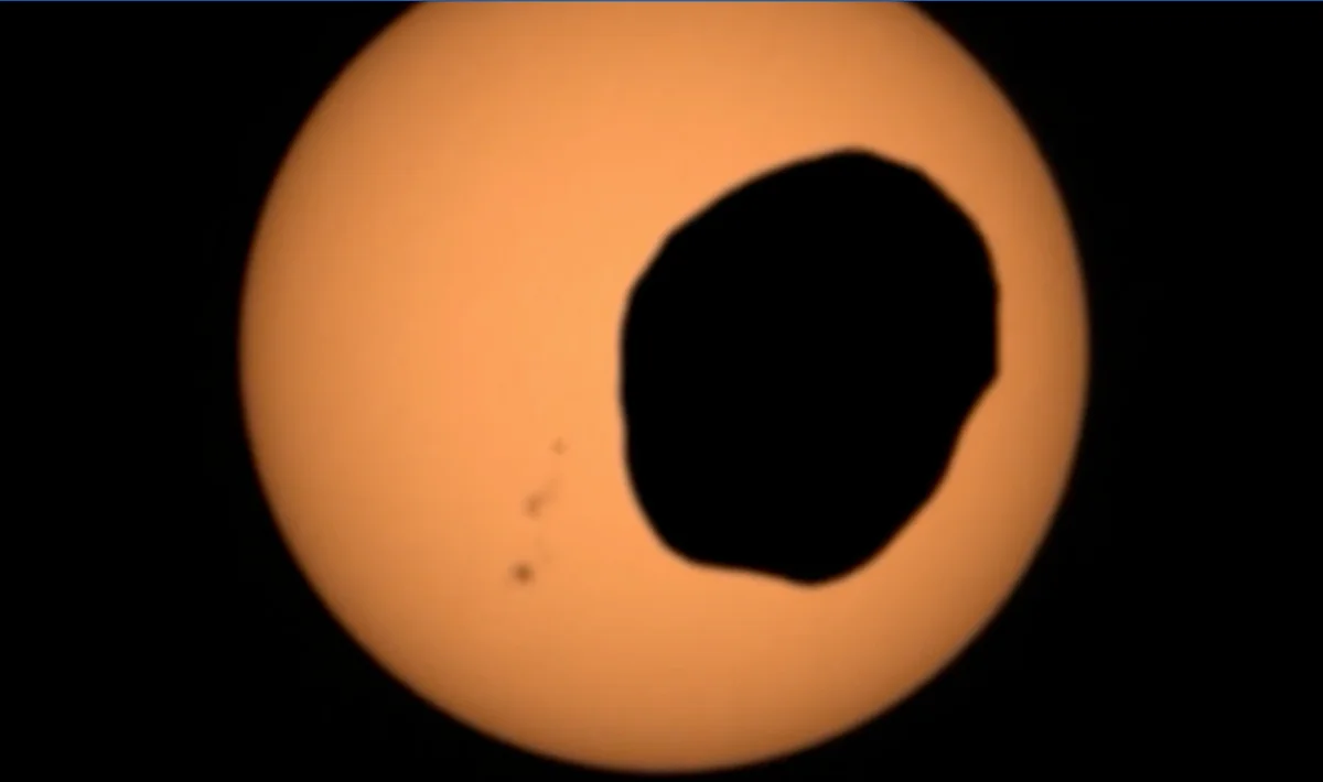 Персеверанс: захватывающее видео солнечного затмения на Марсе